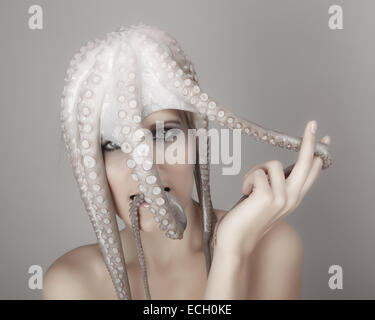 Jeune femme avec Octopus sur la tête Banque D'Images