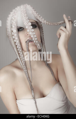 Jeune femme avec Octopus sur la tête Banque D'Images