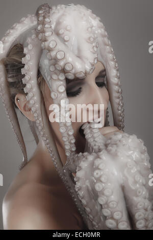 Jeune femme avec Octopus sur la tête Banque D'Images