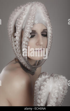 Jeune femme avec Octopus sur la tête Banque D'Images