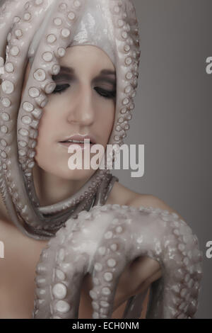 Jeune femme avec Octopus sur la tête Banque D'Images