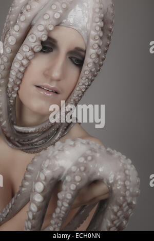 Jeune femme avec Octopus sur la tête Banque D'Images