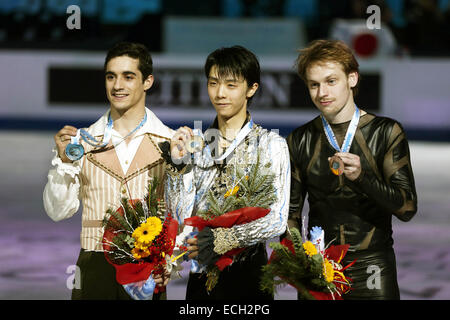 Barcelone, Espagne. 13 Décembre, 2014. Javier Fernandez (ESP), Yuzuru Hanyu (JPN), Sergei Voronov (RUS) Figure Skating : Yuzuru Hanyu médaillé d'or du Japon (C), médaillé d'argent Javier Fernandez (L) de l'Espagne et de bronze Sergei Voronov de Russie posent avec leurs médailles lors de la finale du Grand Prix of Figure Skating Final 2014 Men's cérémonie de remise des prix au Centre de Convention International de Barcelone à Barcelone, Espagne . © Kawamori Mutsu/AFLO/Alamy Live News Banque D'Images