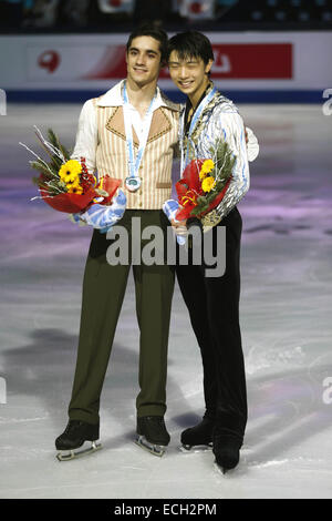 Barcelone, Espagne. 13 Décembre, 2014. Javier Fernandez (ESP), Yuzuru Hanyu (JPN) Figure Skating : Yuzuru Hanyu médaillé d'or du Japon (R) et d'argent olympique Javier Fernandez (L) de l'Espagne posent avec leurs médailles lors de la finale du Grand Prix of Figure Skating Final 2014 Men's cérémonie de remise des prix au Centre de Convention International de Barcelone à Barcelone, Espagne . © Kawamori Mutsu/AFLO/Alamy Live News Banque D'Images