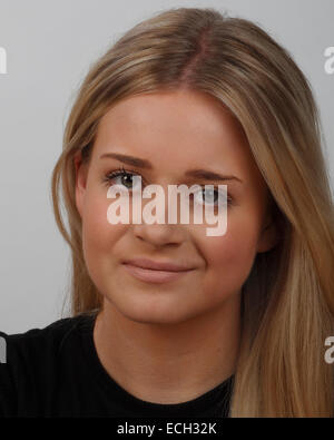 Portrait ou portrait d'une jeune femme blonde aux yeux verts, portant un haut noir Banque D'Images