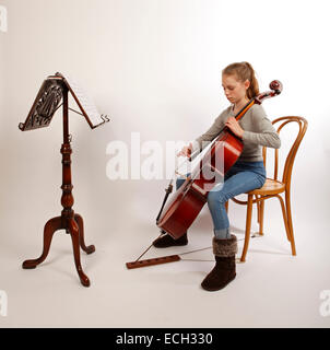 Jeune fille à jouer du violoncelle, pizzicato, plumaison, arrachés. Banque D'Images