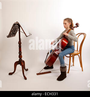 Jeune fille à jouer du violoncelle, pizzicato, plumaison, arrachés. Banque D'Images