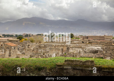 Vue sur la ville avec des murs de la vieille ville, Pompéi, Campanie, Italie Banque D'Images