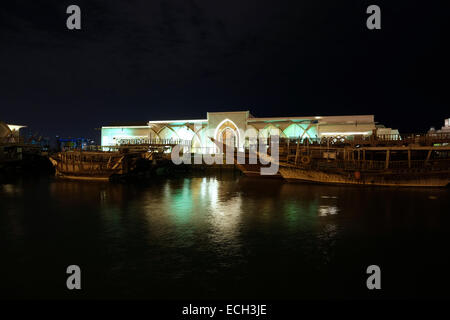 Des bateaux de dhow traditionnels amarrés le long de la corniche au bord de l'eau dans la capitale de Doha, au Qatar Banque D'Images