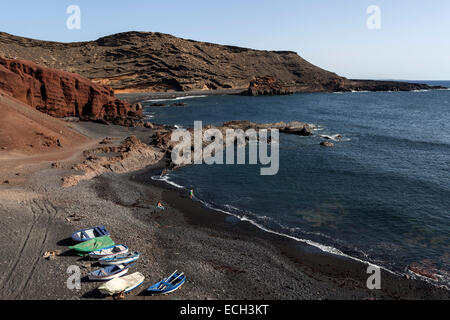 Bateaux de pêche sur la plage noire de El Golfo, cratère de volcan, Lanzarote, îles Canaries, Espagne Banque D'Images