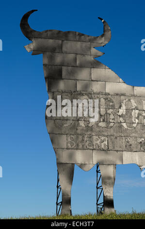 Silhouette Taureau, typique de la publicité l'espagnol sherry Osborne, Malaga, Espagne, Europe Banque D'Images