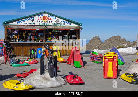 Boutique pour les sports d'hiver, Sierra Nevada, Grenade, Andalousie, Espagne, Europe Banque D'Images