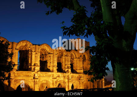 Amphithéâtre romain, les Arènes, la nuit, Arles, Bouches du Rhone, Provence, France, Europe Banque D'Images