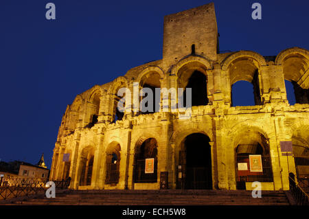 Amphithéâtre romain, les Arènes, la nuit, Arles, Bouches du Rhone, Provence, France, Europe Banque D'Images