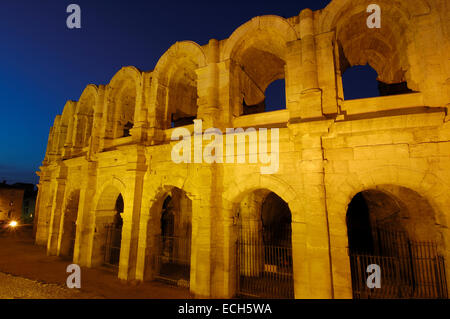 Amphithéâtre romain, les Arènes, la nuit, Arles, Bouches du Rhone, Provence, France, Europe Banque D'Images