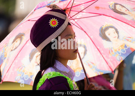 Jeune femme vêtue d'un costume traditionnel Hmong Hmong, célébration du Nouvel An, Phonsavan, Laos, Xiangkhouang Banque D'Images