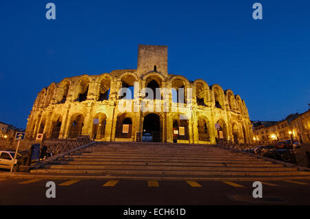 Amphithéâtre romain, les Arènes, au crépuscule, Arles, Bouches du Rhone, Provence, France, Europe Banque D'Images