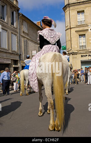 Arlésiennes, Fete du costume, Arles, Bouches du Rhone, Provence, France, Europe Banque D'Images
