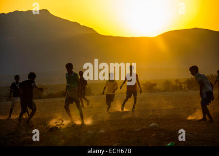 Les garçons jouent au soccer, l'île de Socotra, au Yémen Banque D'Images