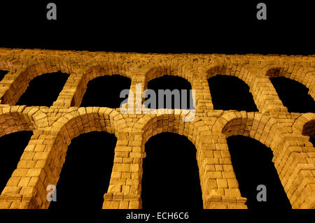 Aqueduc romain de nuit, Segovia, Castille-Leon, Espagne, Europe Banque D'Images