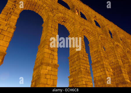 Aqueduc romain de nuit, Segovia, Castille-Leon, Espagne, Europe Banque D'Images