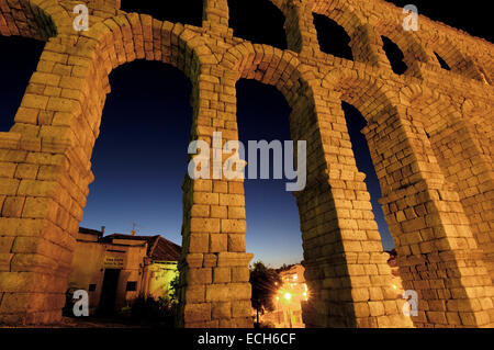 Aqueduc romain de nuit, Segovia, Castille-Leon, Espagne, Europe Banque D'Images