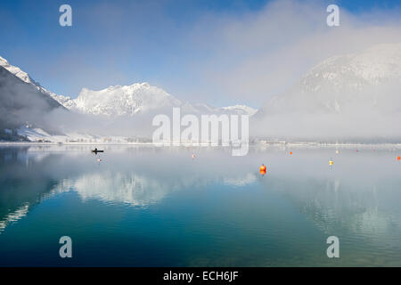 Achensee en hiver, dans le dos et les montagnes du Karwendel à Pertisau, Maurach, Tyrol, Autriche Banque D'Images