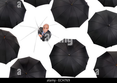 Businessman Standing alone avec de vieux parapluies parapluie chez les noirs en blanc isolé Banque D'Images