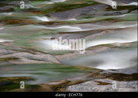 L'eau qui coule sur les rochers à Rocky Creek bed, Norvège Banque D'Images