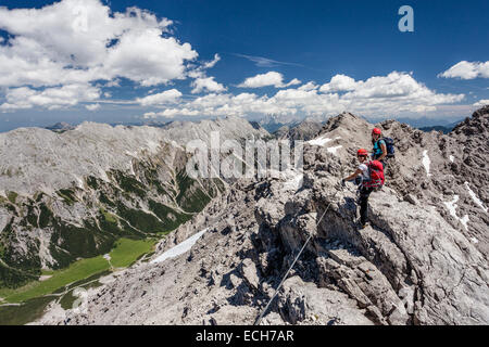 Les randonneurs sur la crête du sommet lors de l'ascension à travers la téléphérique Imster via ferrata sur l'Maldonkopf dans la vallée de Lech, Alpes Tröpolach 83 Banque D'Images