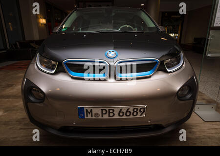 Salle d'exposition. La BMW i3 Banque D'Images