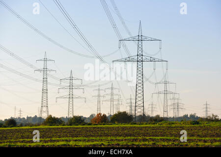 Des lignes de transmission à Waiblingen, Bade-Wurtemberg, Allemagne Banque D'Images