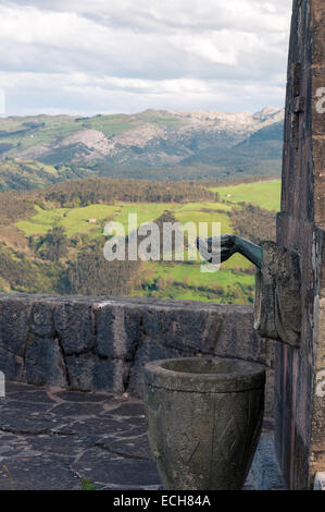 Mains sculptées en fontaine dans el sanctuaire de la Bien Aparecida patronne de Cantabria, Espagne, Europe. Banque D'Images