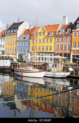 Nyhavn, Copenhague, Danemark - Mars 2014 : La 17e siècle waterfront de Nyhavn (Nouveau port) à Copenhague. Banque D'Images