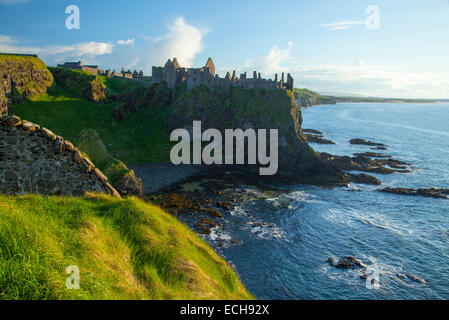 Soirée au château de Dunluce, côte de Causeway, le comté d'Antrim, en Irlande du Nord. Banque D'Images