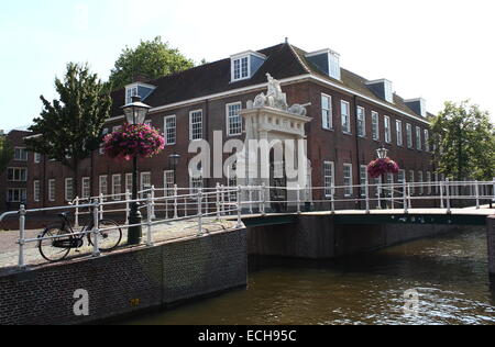 17e siècle ornate Doelenpoort où Doelengracht Groenhazengracht rencontre canal dans la ville historique de Leyde, Pays-Bas Banque D'Images