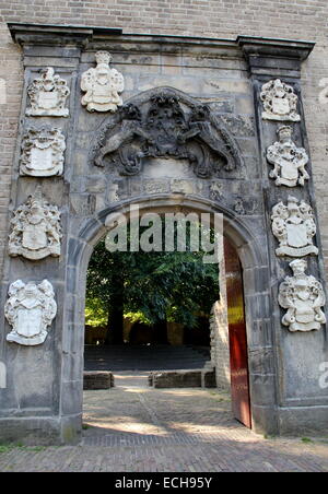 Stone Gate sur le dessus de la colline, une cité médiévale de Vianden 11e siècle dans l'ancien centre de Leiden, Pays-Bas Banque D'Images