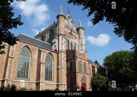 La façade extérieure du 15ème siècle, l'Late-Gothic Pieterskerk église principale à Leyde, aux Pays-Bas, dédiée à Saint Pierre Banque D'Images