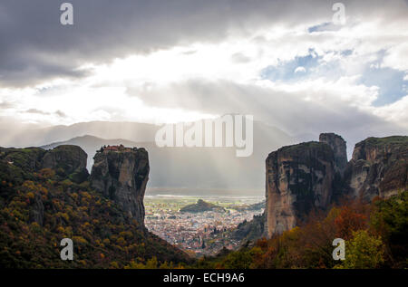 Les météores avec Kalambaka ville sur l'arrière-plan, la région de Trikala, Grèce Banque D'Images