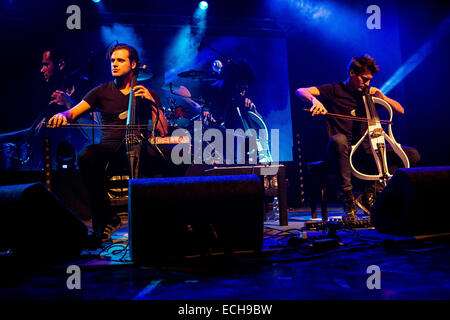 Milan Italie. 14 décembre 2014. Violoncellistes croate Luka Sulic et Stjepan Hauser appelé 2CELLOS effectue live au Fabrique durant la Tournée italienne '2014' Credit : Rodolfo Sassano/Alamy Live News Banque D'Images