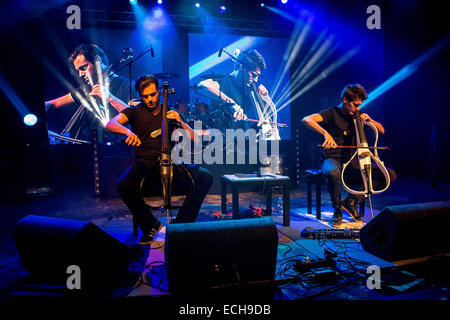 Milan Italie. 14 décembre 2014. Violoncellistes croate Luka Sulic et Stjepan Hauser appelé 2CELLOS effectue live au Fabrique durant la Tournée italienne '2014' Credit : Rodolfo Sassano/Alamy Live News Banque D'Images