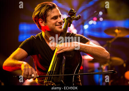 Milan Italie. 14 décembre 2014. Violoncellistes croate Luka Sulic et Stjepan Hauser appelé 2CELLOS effectue live au Fabrique durant la Tournée italienne '2014' Credit : Rodolfo Sassano/Alamy Live News Banque D'Images