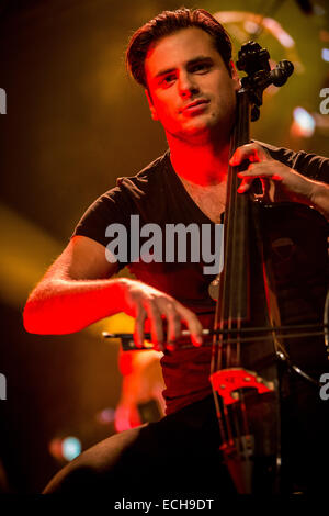 Milan Italie. 14 décembre 2014. Violoncellistes croate Luka Sulic et Stjepan Hauser appelé 2CELLOS effectue live au Fabrique durant la Tournée italienne '2014' Credit : Rodolfo Sassano/Alamy Live News Banque D'Images