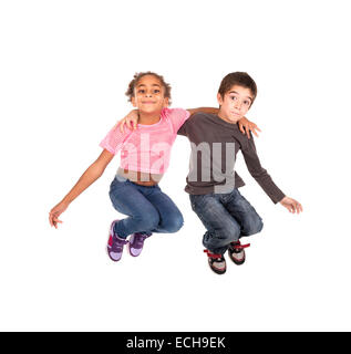 Couple d'enfants isolés saut en blanc Banque D'Images