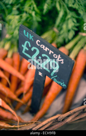 Les carottes cultivées localement dans un supermarché biologique UK Banque D'Images