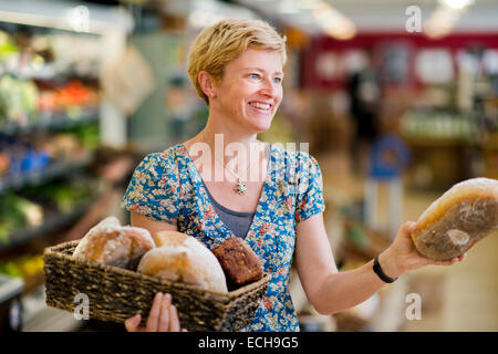 La meilleure nourriture organique de l'entreprise en supermarchés Werburgh's St., Bristol UK - Lucy Gatward, Directeur Marketing du remplissage du pain b Banque D'Images