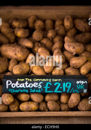 Pommes de terre cultivés localement à partir d'une ferme communautaire dans un supermarché biologique UK Banque D'Images