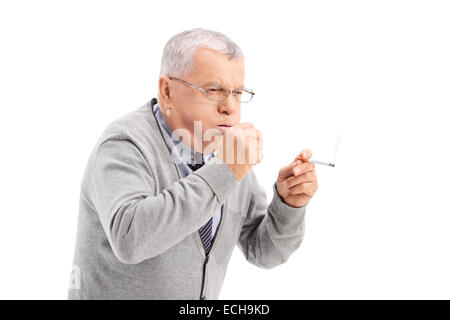 Hauts fumer un cigare et la toux isolé sur fond blanc Banque D'Images