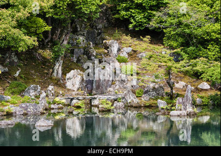 Temple bouddhiste zen Tenryu-ji, Kyoto, Japon. La «cascade sèche» dans le jardin conçu par le moine Muso Soseki au début du 14e siècle Banque D'Images