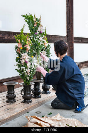 Tenryu-ji temple bouddhiste Zen, Kyoto, Japon. Une femme l'organisation des fleurs pour un lieu de culte dans le temple Banque D'Images